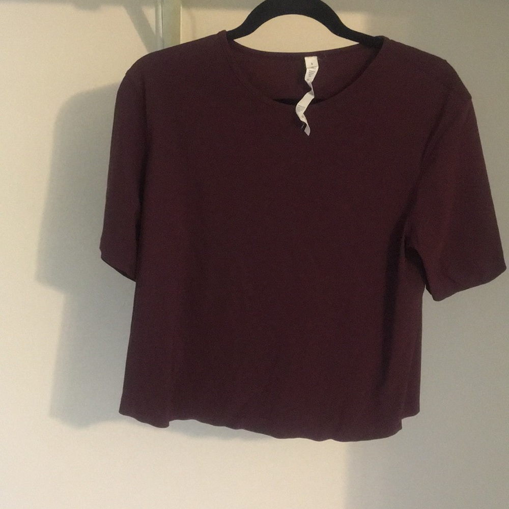 Lululemon size 8 cropped workout top, maroon